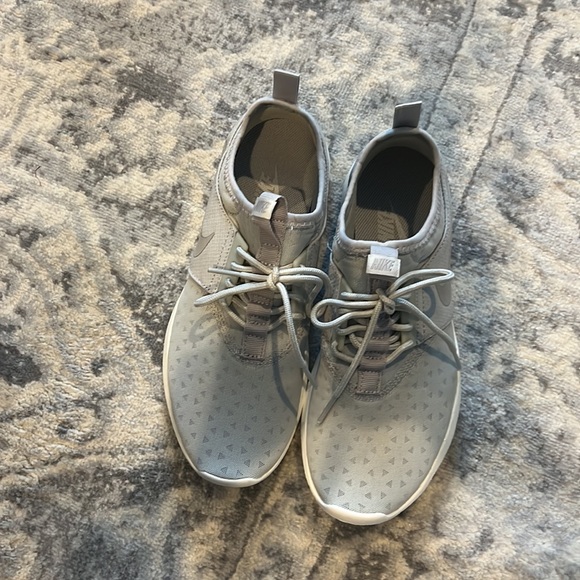 Nike size 7 lightweight gray and white shoes. - Picture 2 of 5